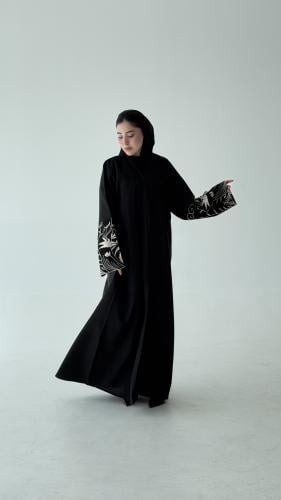عباية مميزة بتدخيلة على الكم بلون ابيض راقيه
