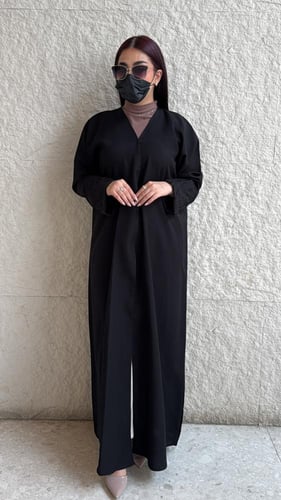 عباية ساده بتدخيلة على الكم بلون اسود