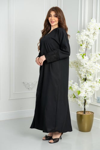 عباية ساده بتدخيلة على الكم بلون اسود