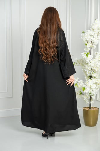 عباية مميزة بتدخيلة تطريز تشجيره باللون الاسود ممي...