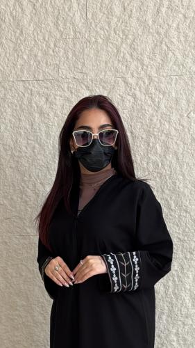 عباية ساده بتدخيلة على الكم بلون ابيض