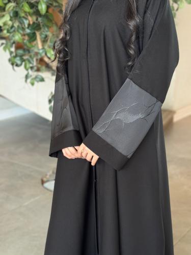 عبايه بقصه عاديه ساده بتدخيله على الكم