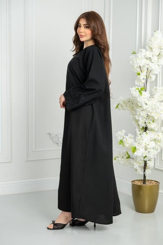 عباية مميزة بتدخيلة تطريز تشجيره باللون الاسود ممي...