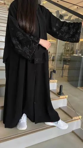 عباية تالا عباية عميلة باكمام مطرزه بلون الأسود