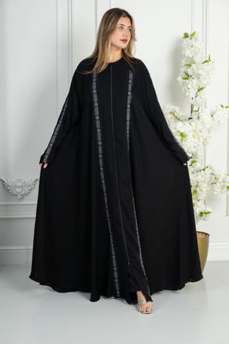 عباية ملونه مع نقشه متميزه بفصوص في لموديل تمتد من...