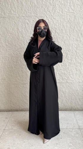 "عباية تطريز أسود لامع على الأكمام"