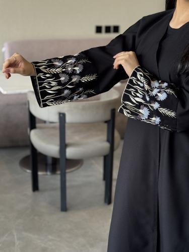 عباية ساده بتدخيلة على الكم بلون الابيض