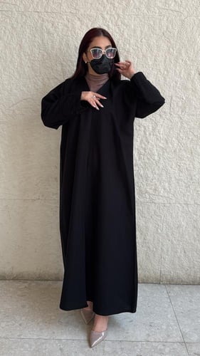 عباية عمليه راقيه بياقه بلون مميز وفريد وعلى الكم