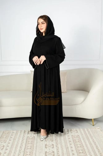 عبايه كلوش راقيه بتدخيله قيطان ابيض على الكم