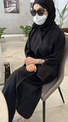 عباية سوداء أنيقة بأكمام مفتوحة بلمسة اللون الاسود