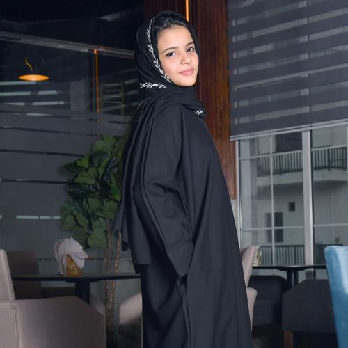 عباية مغلقة بطقطق بناتية سوداء ساده مع جيوب مخفية وكم دبل
