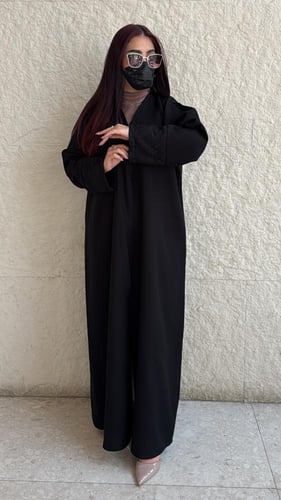 عباية عمليه راقيه بياقه بلون مميز وفريد وعلى الكم