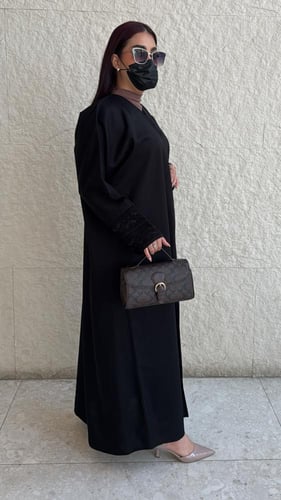 عباية ساده بتدخيلة على الكم بلون اسود