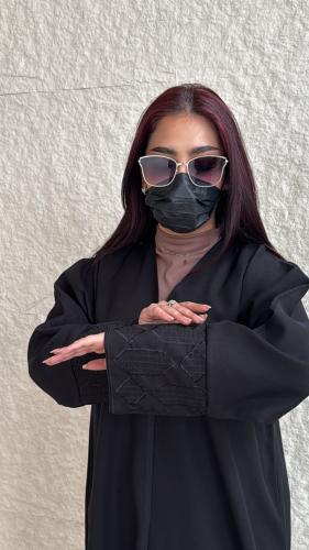 عباية عمليه راقيه بياقه بلون مميز وفريد وعلى الكم