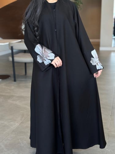 عبايه ساده بتدخيله على الكم ورده