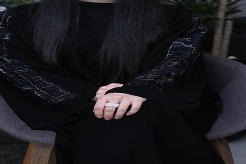 عباية مميزة بتدخيلة دانتيل بلون مميز مميزه وراقيه