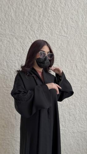 "عباية تطريز أسود لامع على الأكمام"