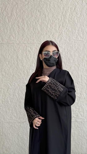 عباية ساده بتدخيلة على الكم بلون بيج