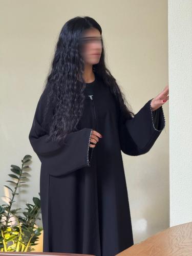 عبايه كلوش راقيه بتدخيله قيطان ابيض على الكم
