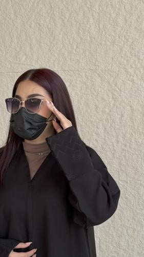 عباية ساده بتدخيلة على الكم بلون اسود