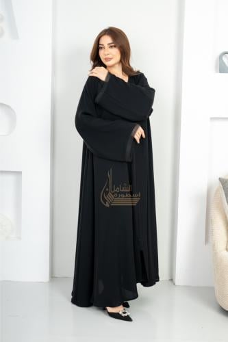 "عباية بكلفة مزينة بشبكة صغيرة على الأكمام