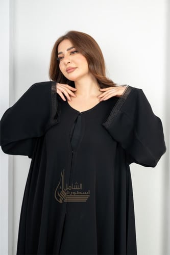 "عباية بكلفة مزينة بشبكة صغيرة على الأكمام