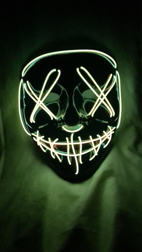 قناع أسود بخيوط برتقالي مضئ باللون الاخضر