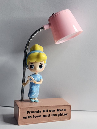 تحفة( سندريلا)مع إضاءة تشتغل بالبطارية