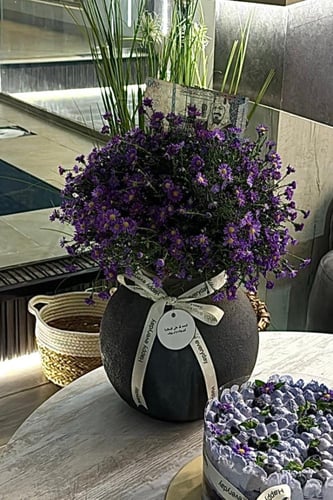 فازه عتيقه باللون الرمادي الغامق