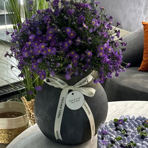 فازه عتيقه باللون الرمادي الغامق