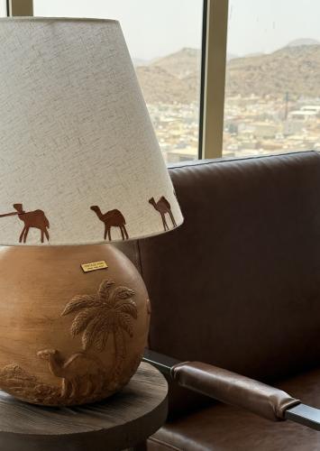 اباجوره فخار افق نجد مع غطاء برسمه الجمل بالجلد