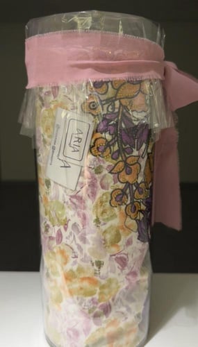 هدية بداخلها قطعة قماش