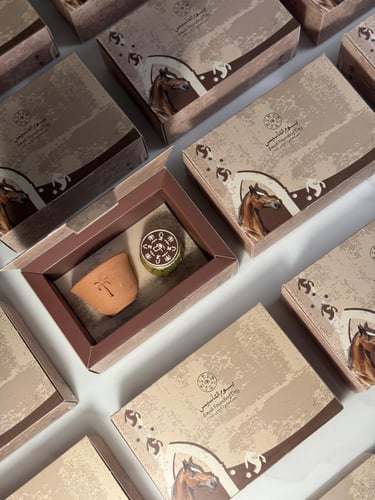 توزيعات فنجان قهوة فخار ومعمول تمر