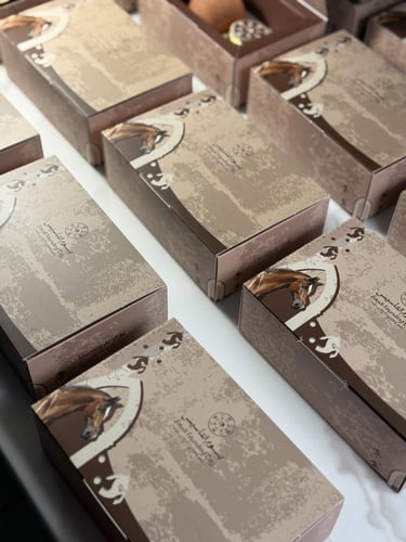 توزيعات فنجان قهوة فخار ومعمول تمر