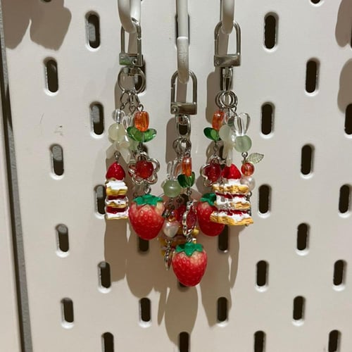 تعليقه خرز " strawberry shortcake "