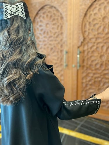 كريب مع تطريز بالاكمام مع الطرحة