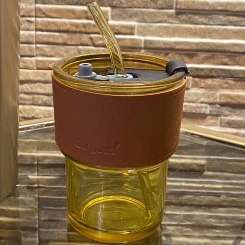 كوب زجاجي بني شفاف مع جلدة باللون ( البني )