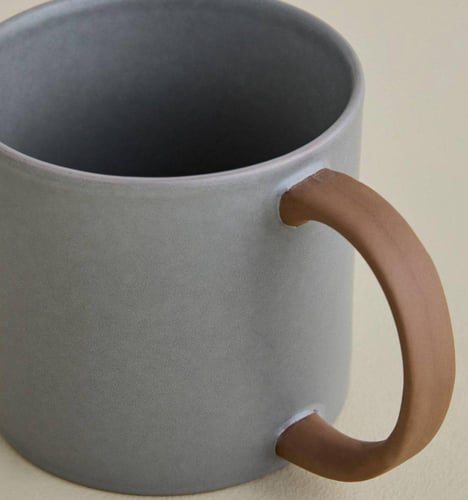 كوب سيراميك رمادي مطفي