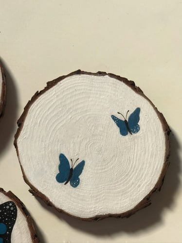 قاعدة كوب رسم يدوي -نمط فراشة-