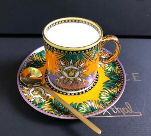 كوب فرزاتشي بشعار الماركه مع صحن