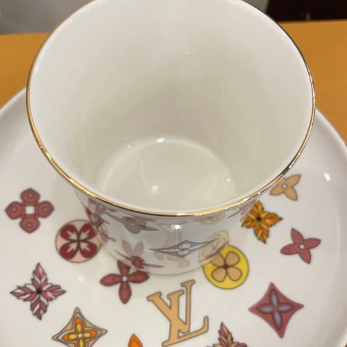 كوب وصحن لويس فيتون