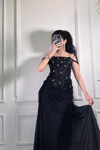 فستان نوره السحر الأسود المرصّع 131