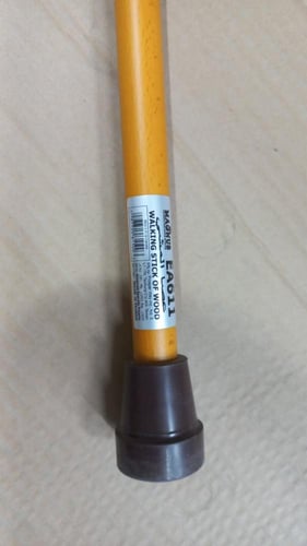 عصا يد خشب مع مقبض من الاكرليك EA 611