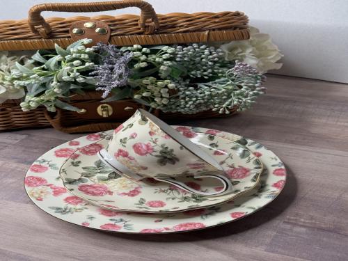 طقم كوب انجليزي مورد مع صحن (اللون البيج)