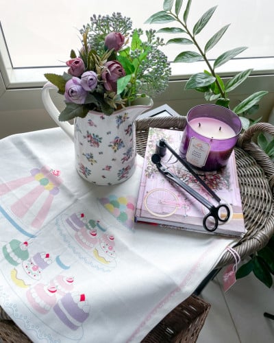 مفرش الشاي الأبيض برسومات الكيك والعصفور من قرين ق...