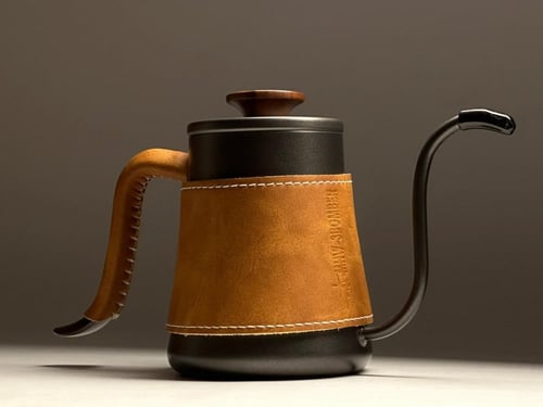 ابريق تقطير القهوة مطعم بالجلد