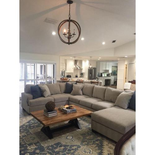 كنبة دائرية خشب سويدي و كتان - بيج