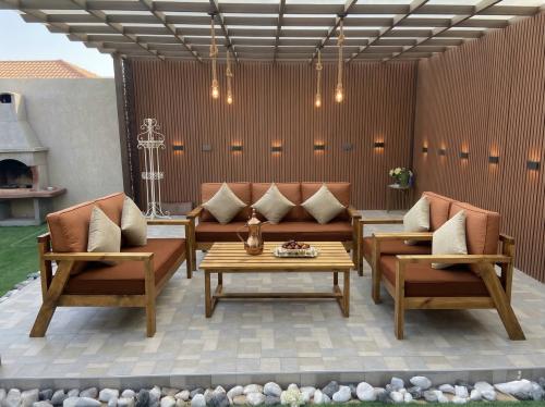 طقم جلسة خارجية خشب "تراكوتا وورم" – دفء الألوان ا...