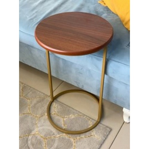 طاولة جانبية