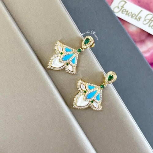 طقم فاخر بتفاصيل عربيه مكون من عقد وحلق مطلي ومرصع...